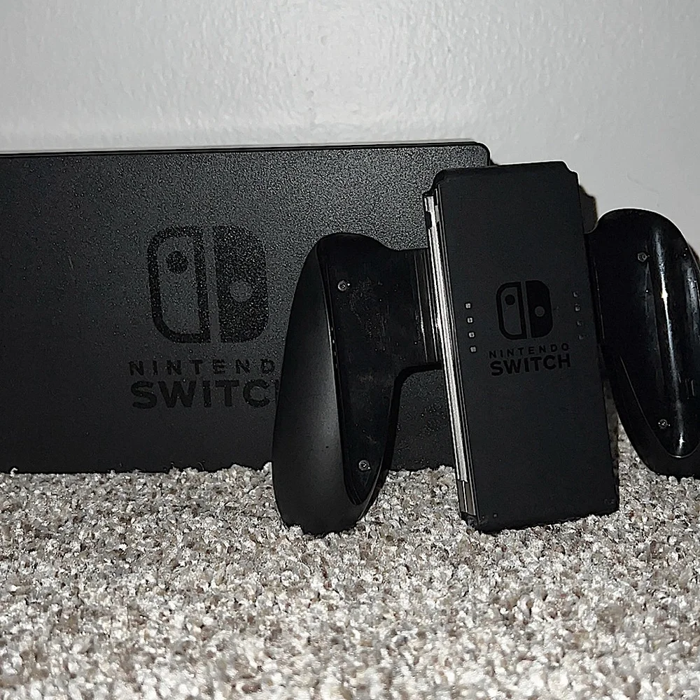 Screen TV dock station w/controller